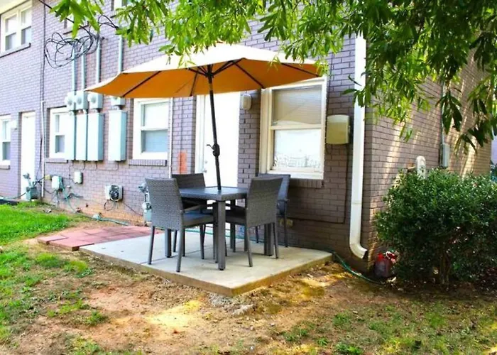 Cheerful 2-Story Apt W/ High Speed Wi-Fi & Patio!