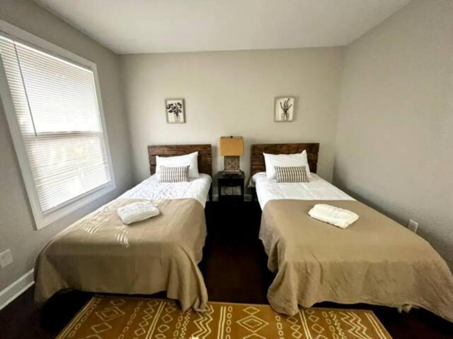 Apartment Cheerful 2-story W/ High Speed Wi-fi & Patio!